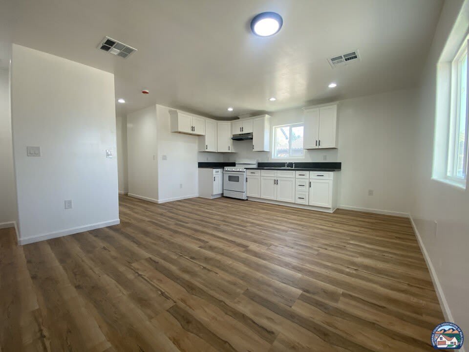 1225 C N Perry Rd – photo 1 of 16