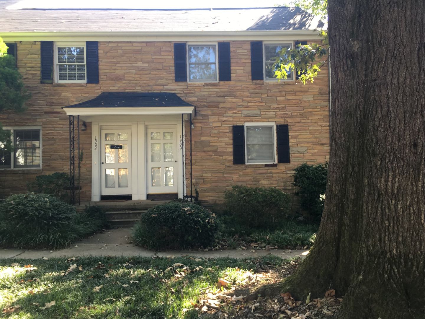 Lovely 2 Bedroom with 1.5 Bath located in Village District – photo 1