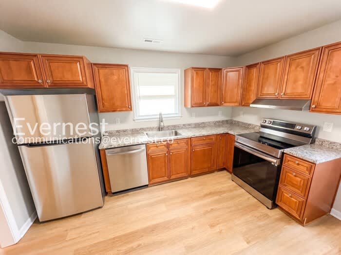 15815 Meridian Avenue – photo 1 of 13