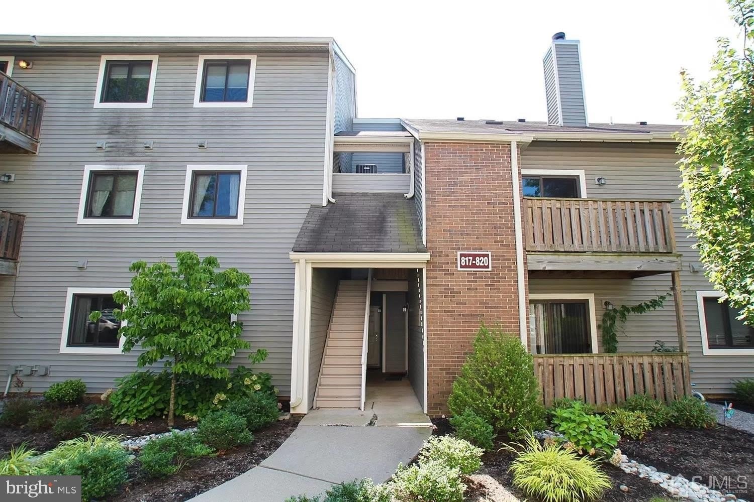 818 RAVENS CREST Drive – photo 1 of 16