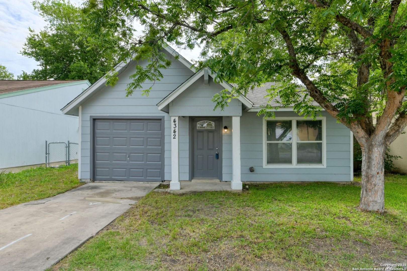 COZY 3-BEDROOM HOME IN KIRBY – photo 1 of 18