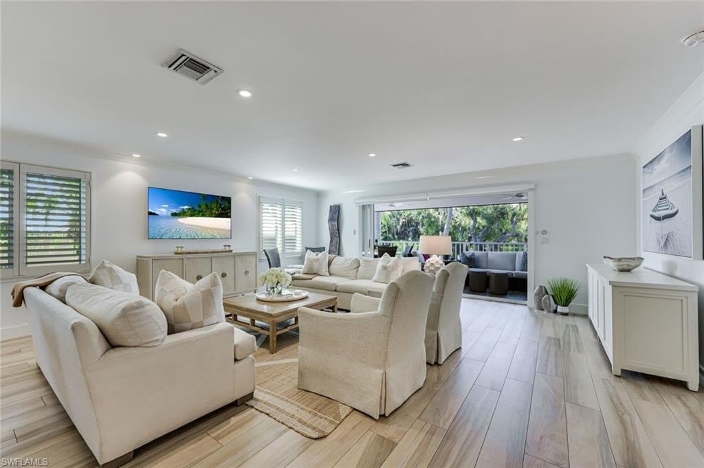 225 5th Ave S – photo 1