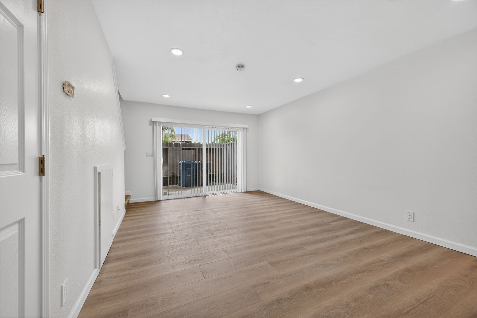 Move In Special Completely Remodeled 2 Bedroom Townhome Everything Brand New – photo 1