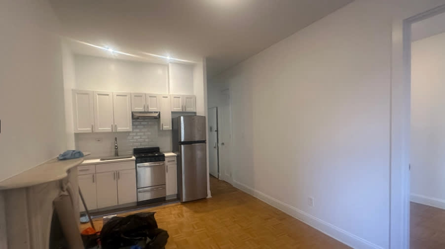 143 E 72nd St – photo 1