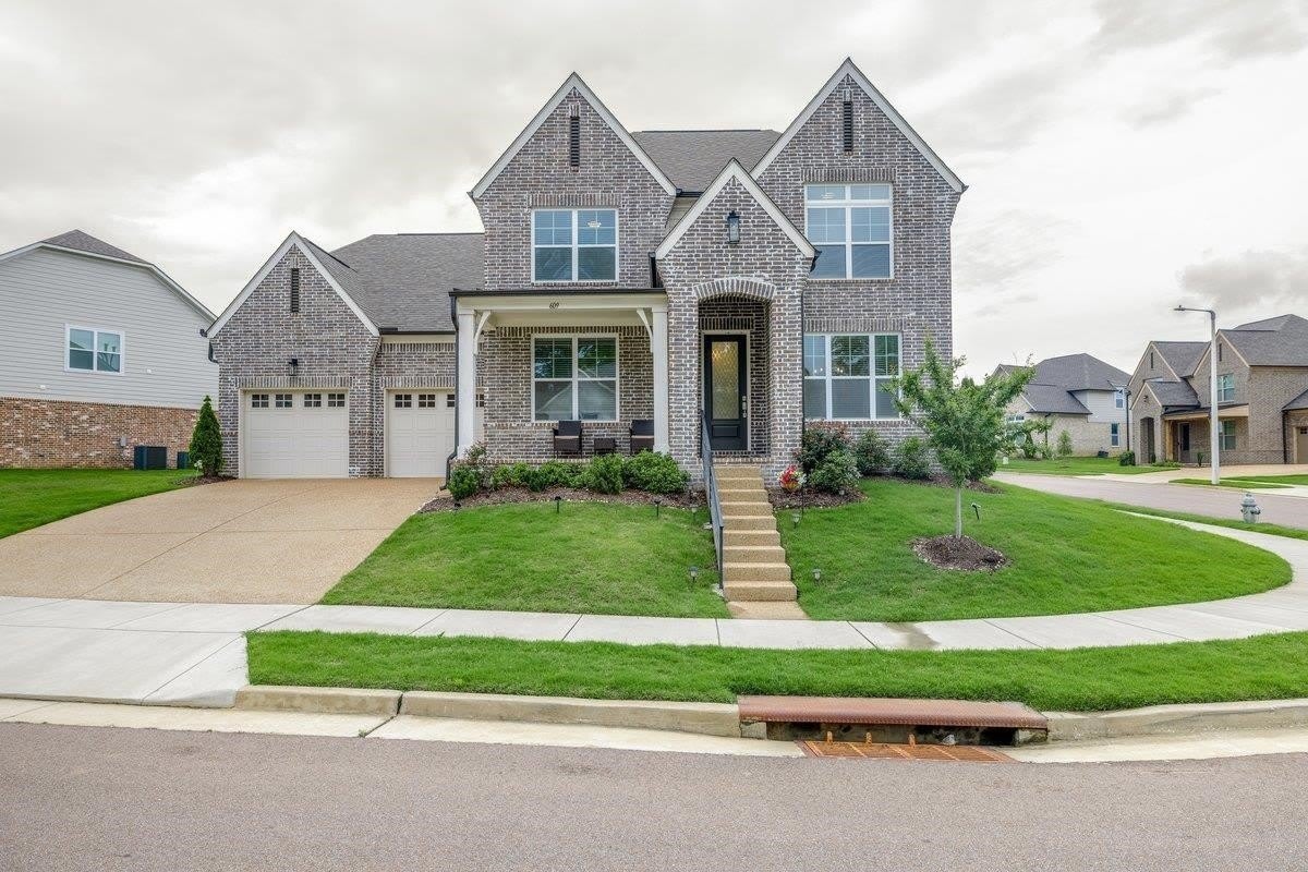 609 Yvonne Bend Dr – photo 1 of 304