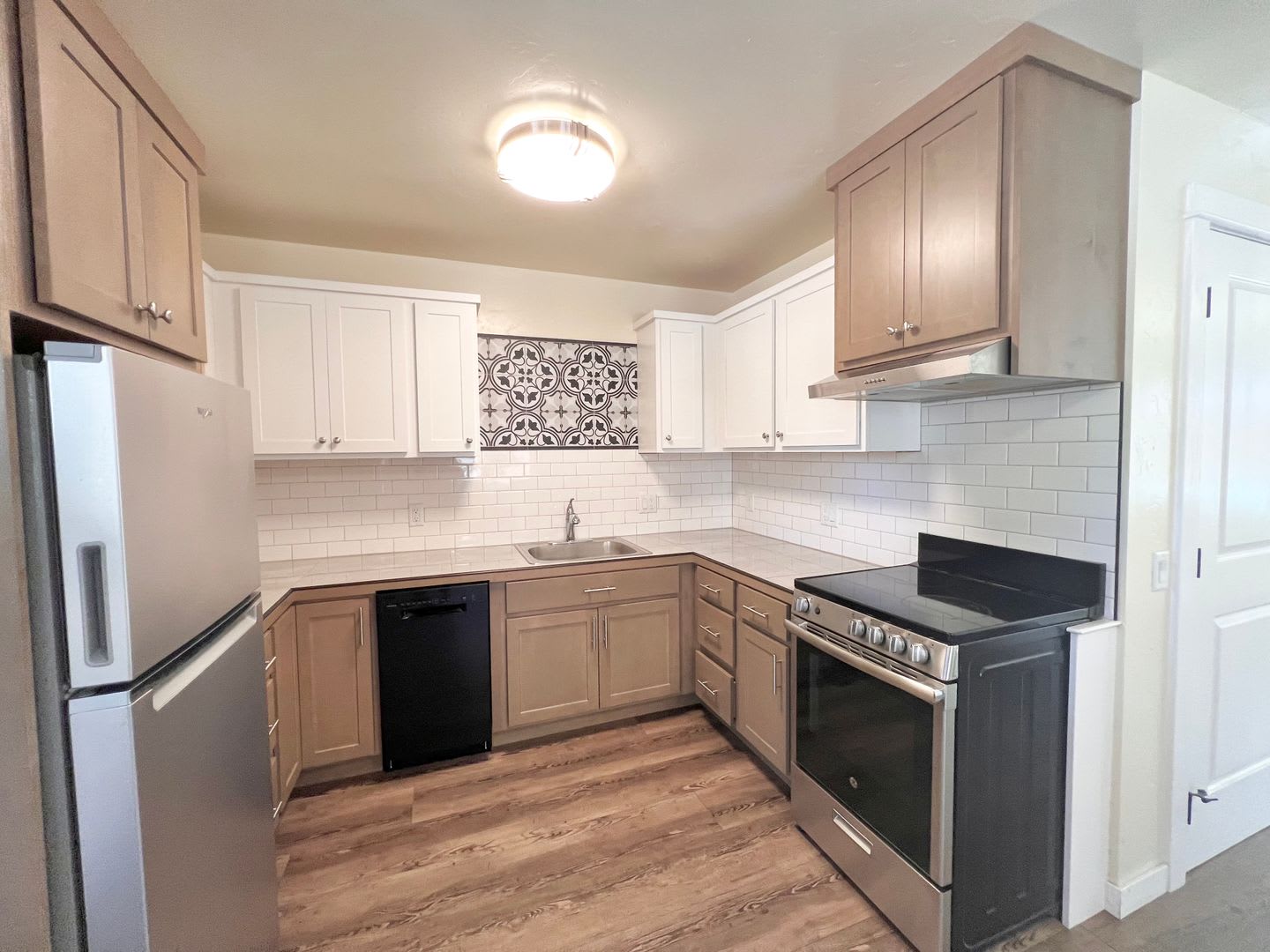 CHECK OUT THIS COZY STUDIO APARTMENT NEAR DOWNTOWN SISTERS! – photo 1 of 11