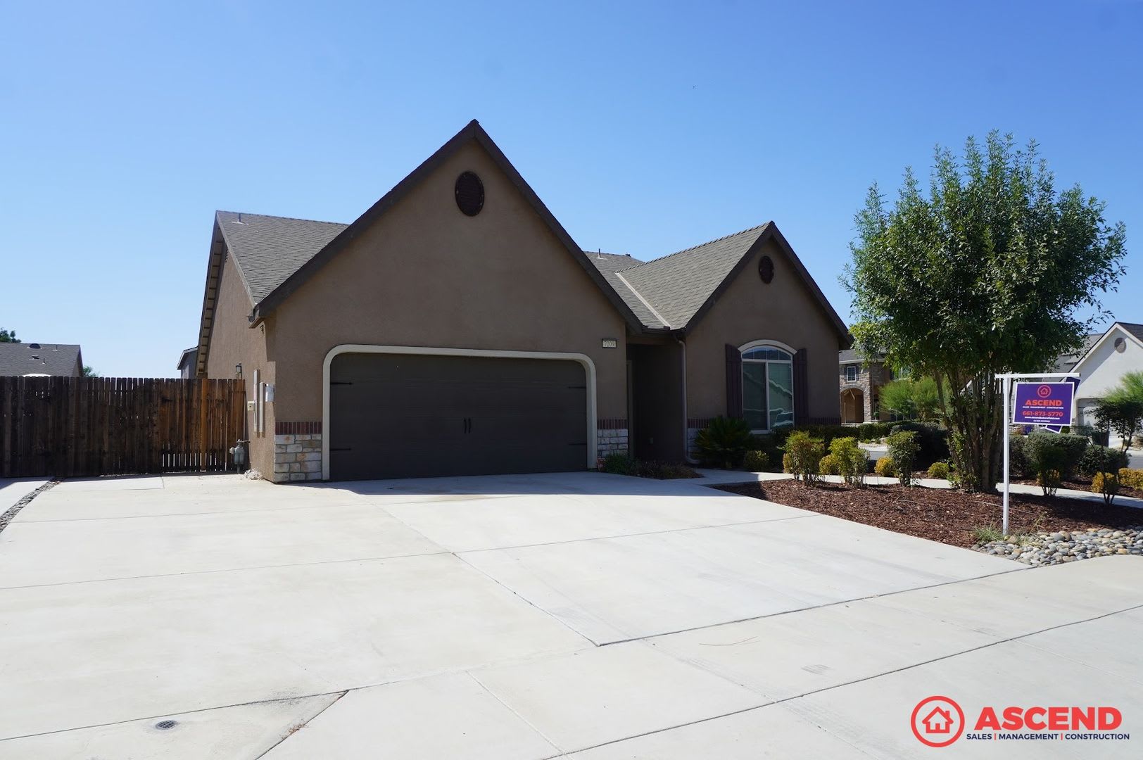 Beautiful 3 Bedroom Corner Lot Home With Solar Spacious Backyard – photo 1