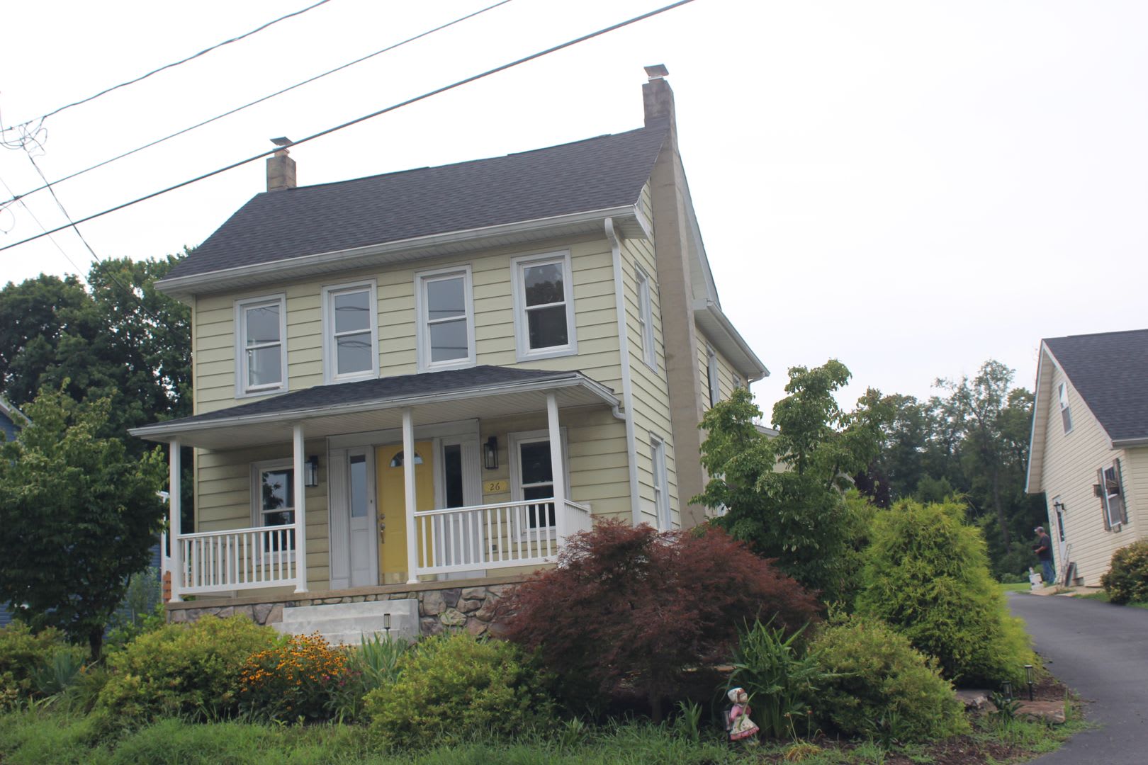 Spacious Stylish 4 Bedroom Home With Modern Amenities Ideal Location – photo 1 of 177