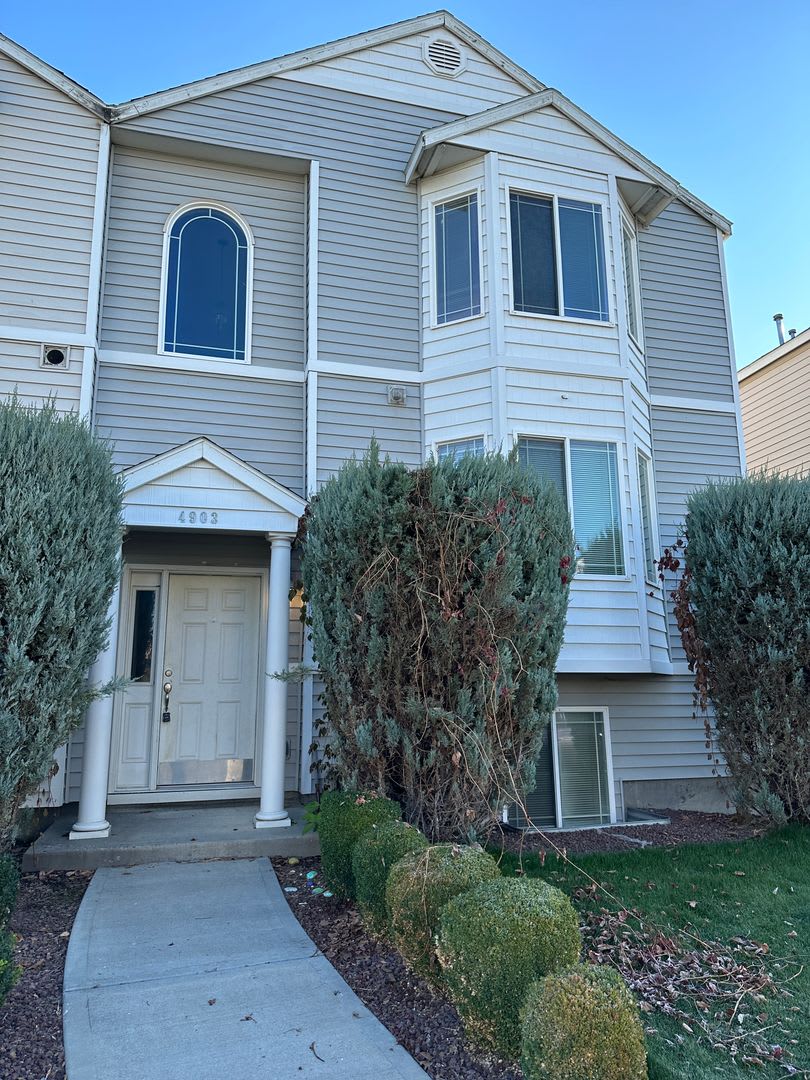 Spacious 2 bed/2.5 bath with bonus room townhome off Road 68 – photo 1