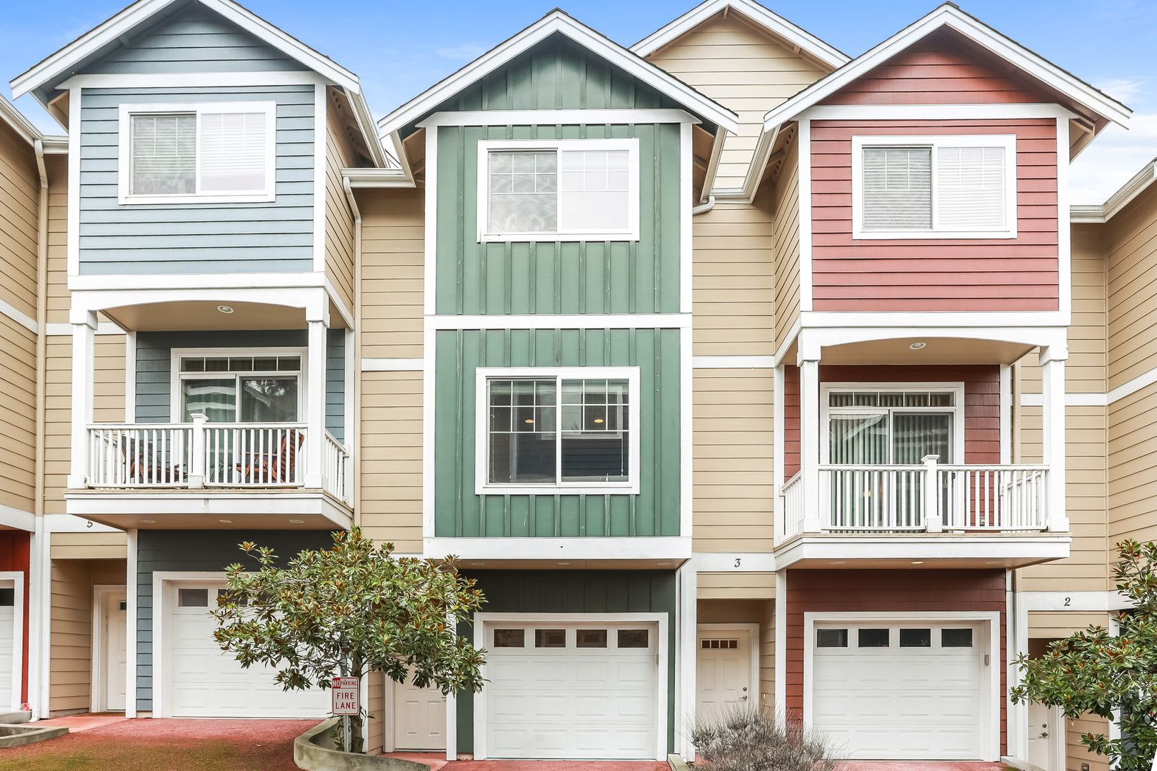 Bright and inviting townhome located in a charming community in Mountlake Terrace. – photo 1 of 18
