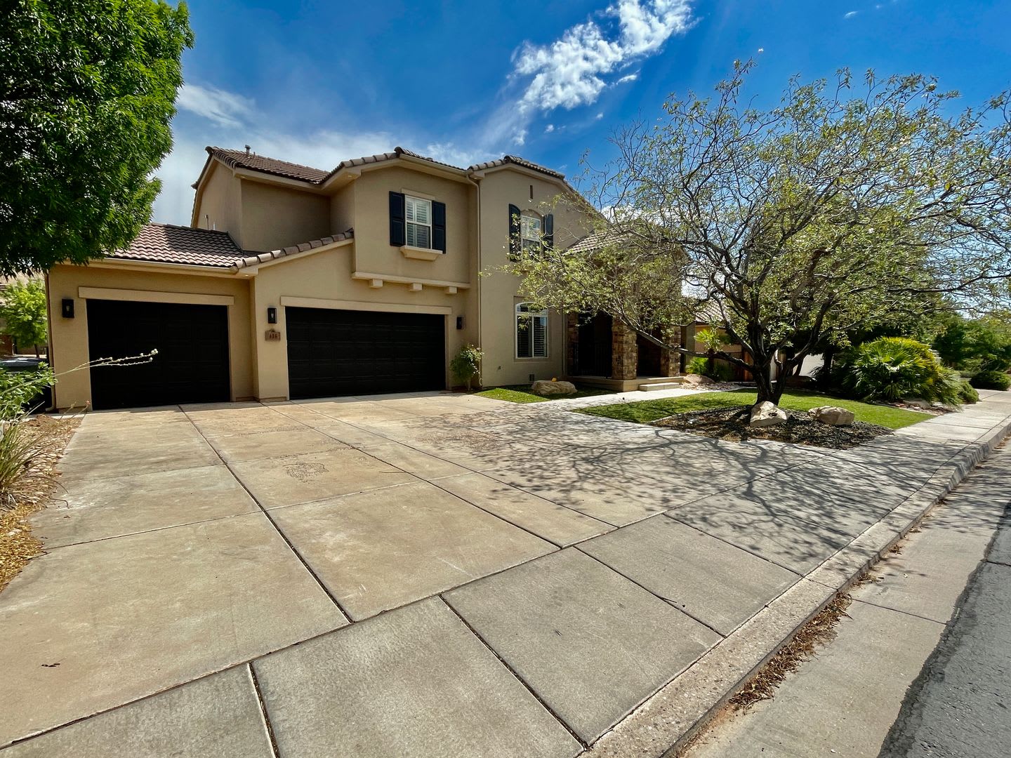 Beautiful Five Bedroom with Office in Desert Hills – photo 1