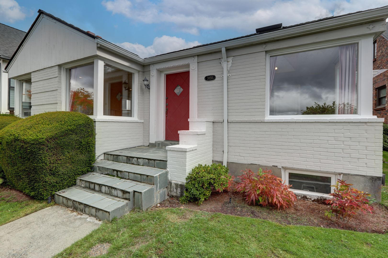 Unique Laurelhurst 3 Bedrooms with 2 Bathrooms Home Close to UW! – photo 1
