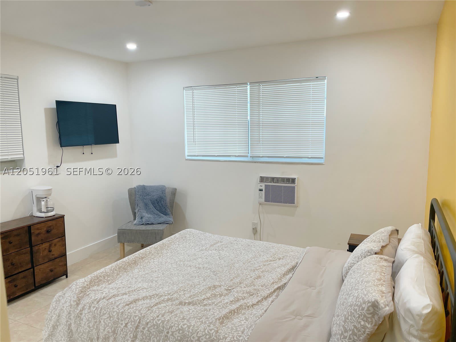 320 NE 160th St – photo 1 of 16