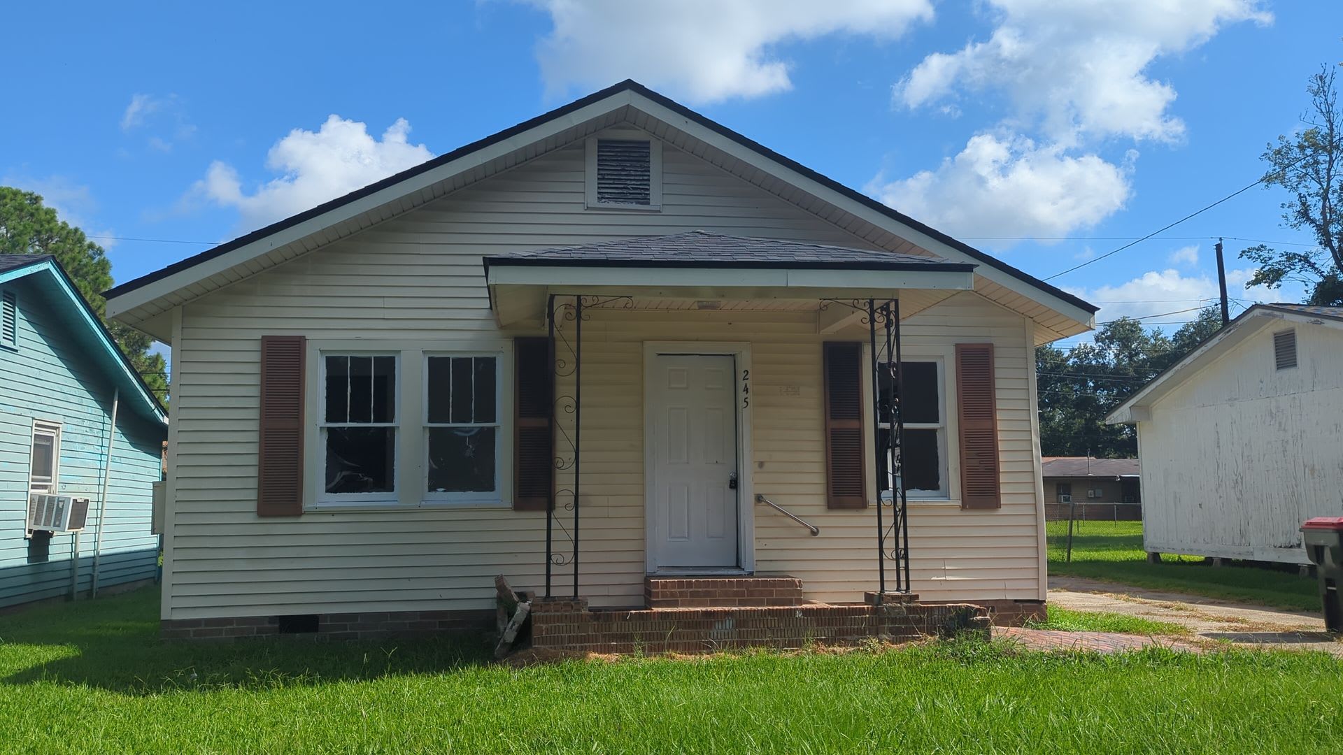 3 Bed 1 Bath – photo 1
