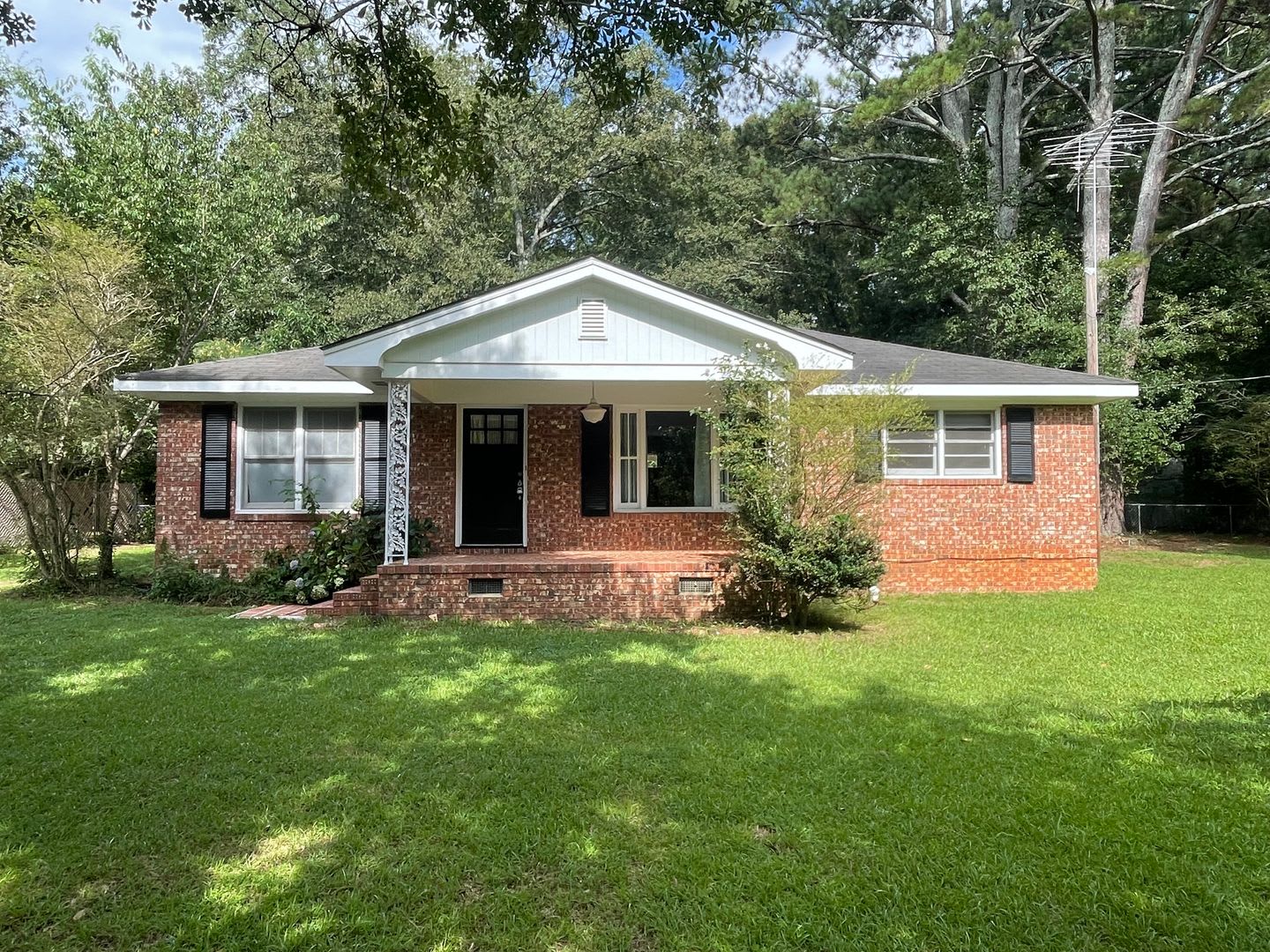 3 bedroom/ 2 bath home in Bogart! Available now! – photo 1 of 18