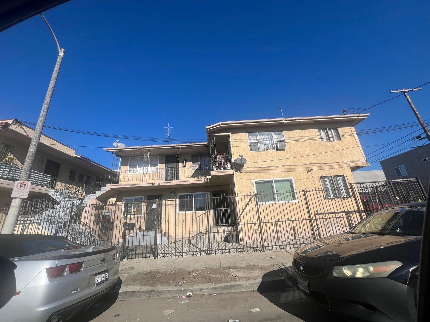 Upstairs 1 Bedroom / 1 Bathroom Apartment – Los Angeles – photo 1