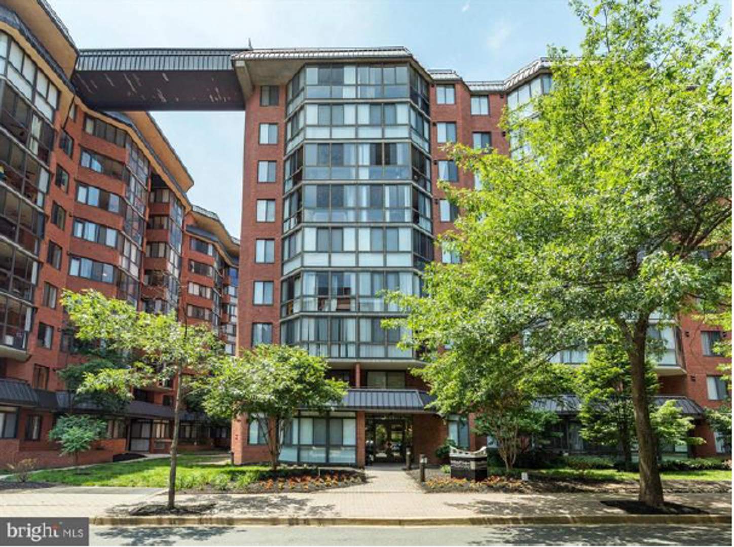 Experience The Best Of Ballston In This Beautifully Appointed Two Bedroom Two Bathroom Residence Offering An Exceptional Blend Of Comfort Style And Convenience – photo 1
