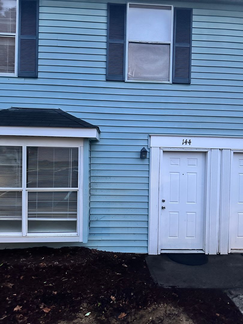 4 bedroom 2.5 bathroom Townhouse – photo 1