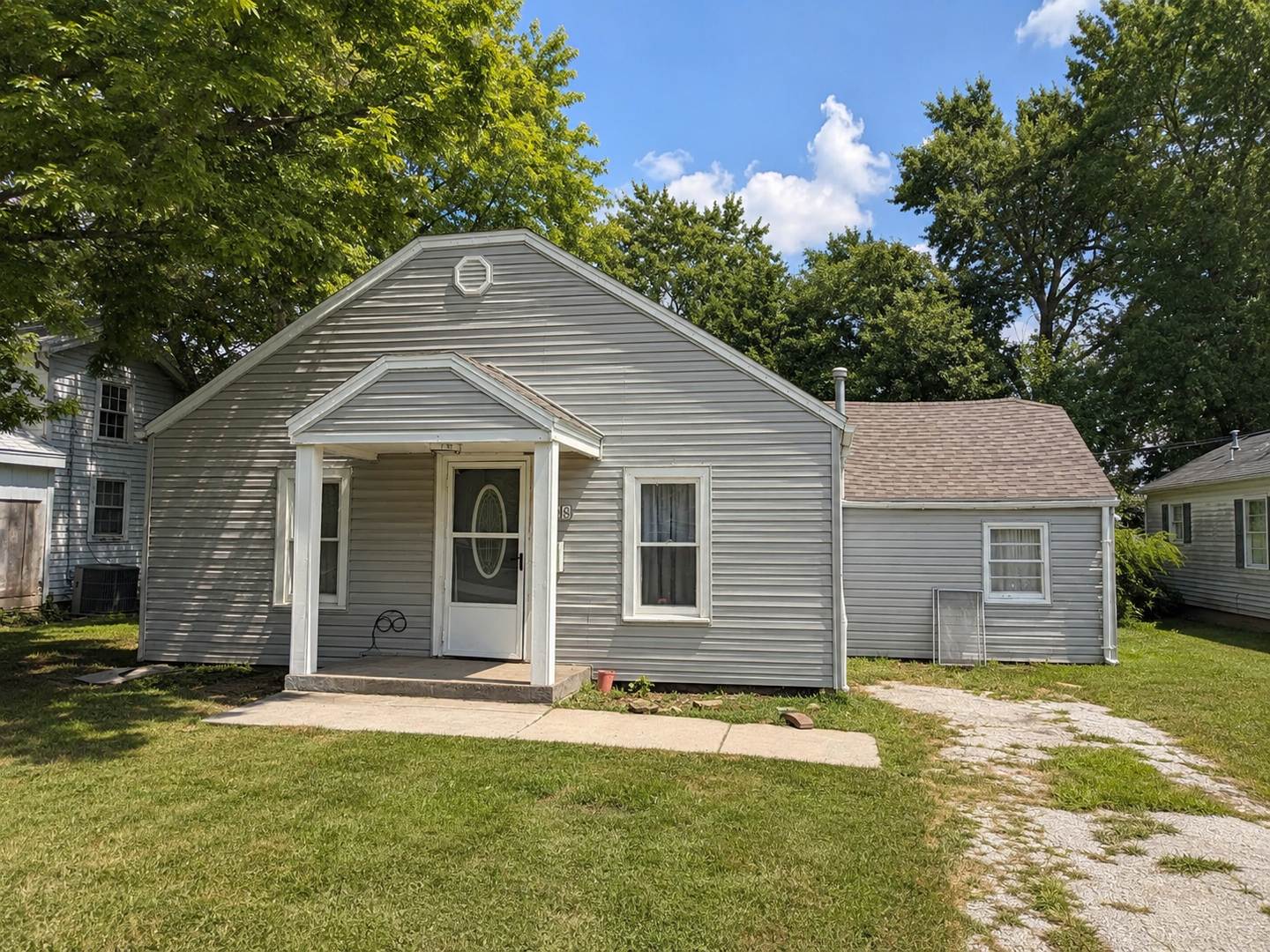 For Rent- Cute 3 bedroom / 1.5 bathrooms in Lamar Mo!!! – photo 1 of 13