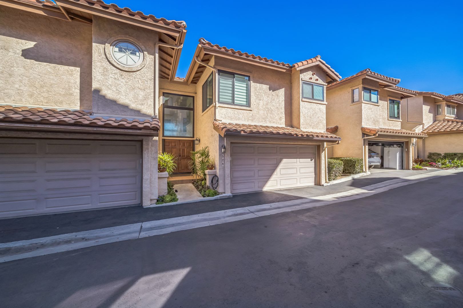 Beautifully renovated end-unit townhome – photo 1 of 12