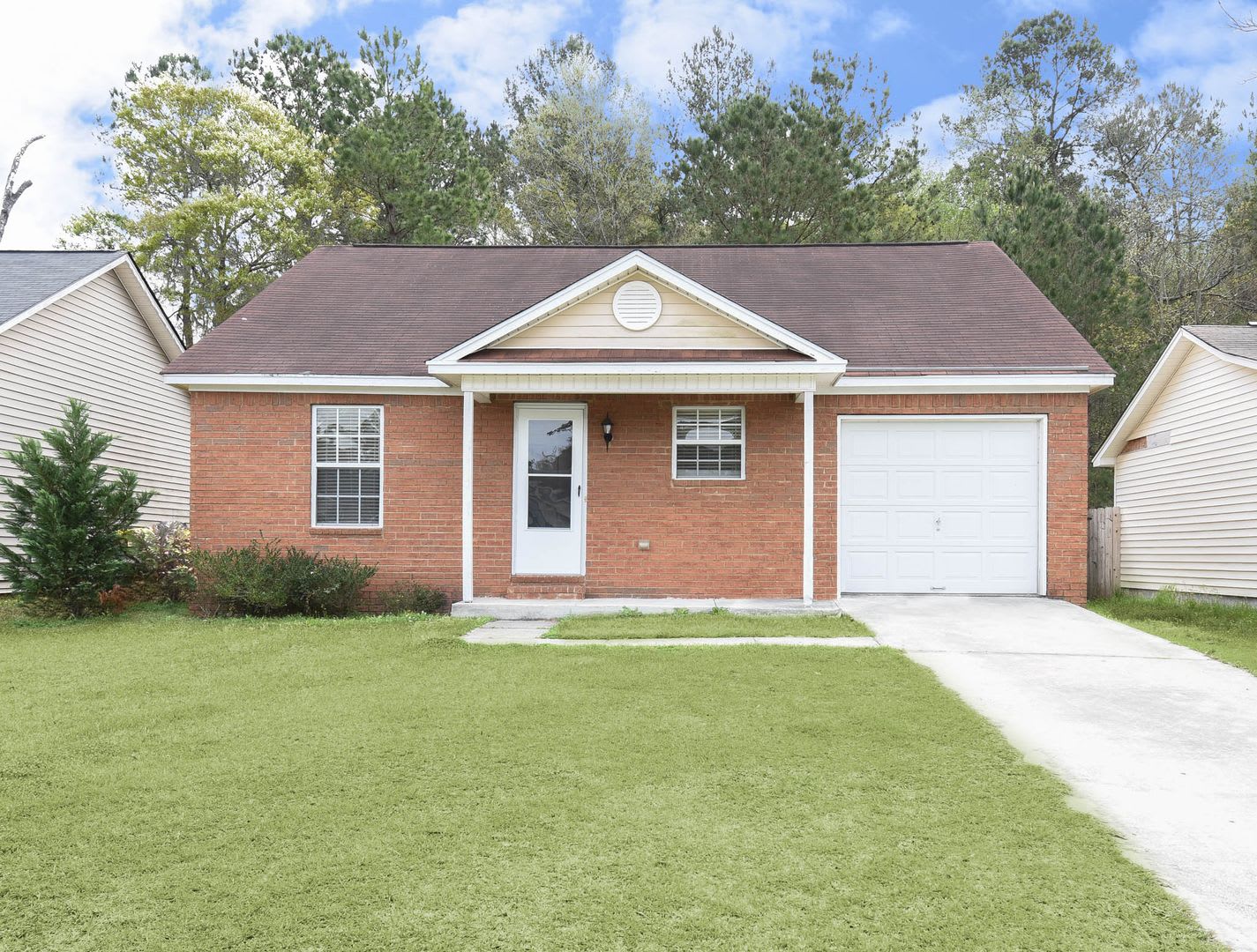 3 Bedroom, 2 Bath Home with Fully Fenced Yard – Pet Friendly! – photo 1