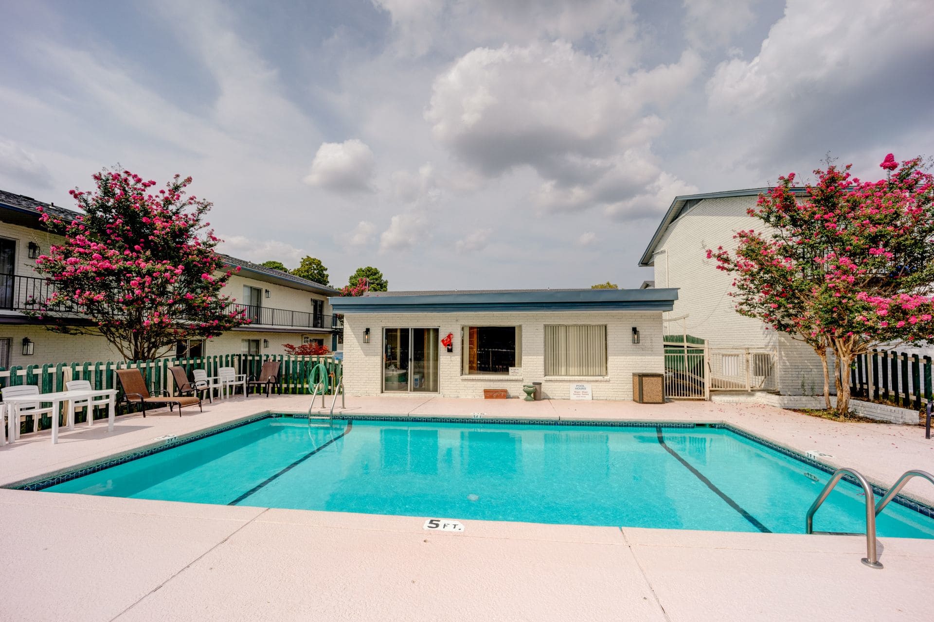Mill Creek: 1 & 2 Bedroom Apartments with Pool & Clubhouse – photo 1