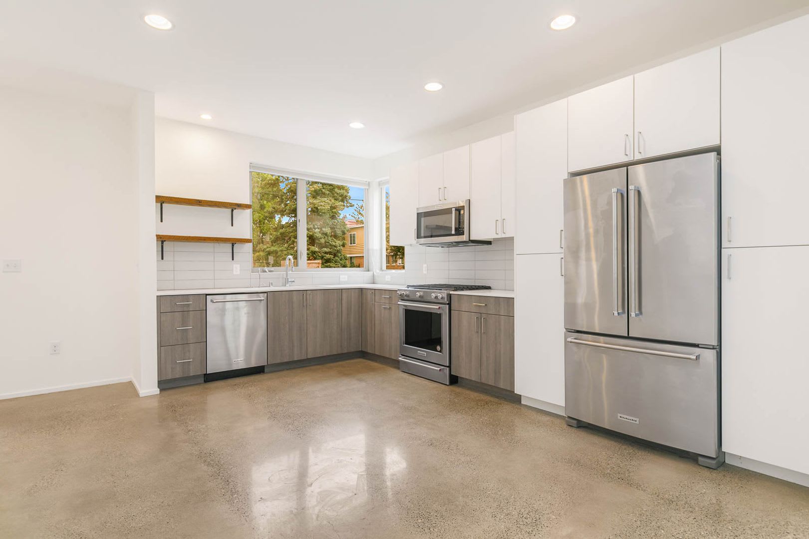 3 Bedroom Modern Industrial Townhome with City Views &amp; Rooftop Oasis – photo 1