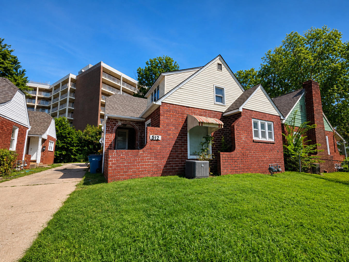 Cozy 2-Bedroom Duplex Minutes from Independence Square – photo 1 of 10