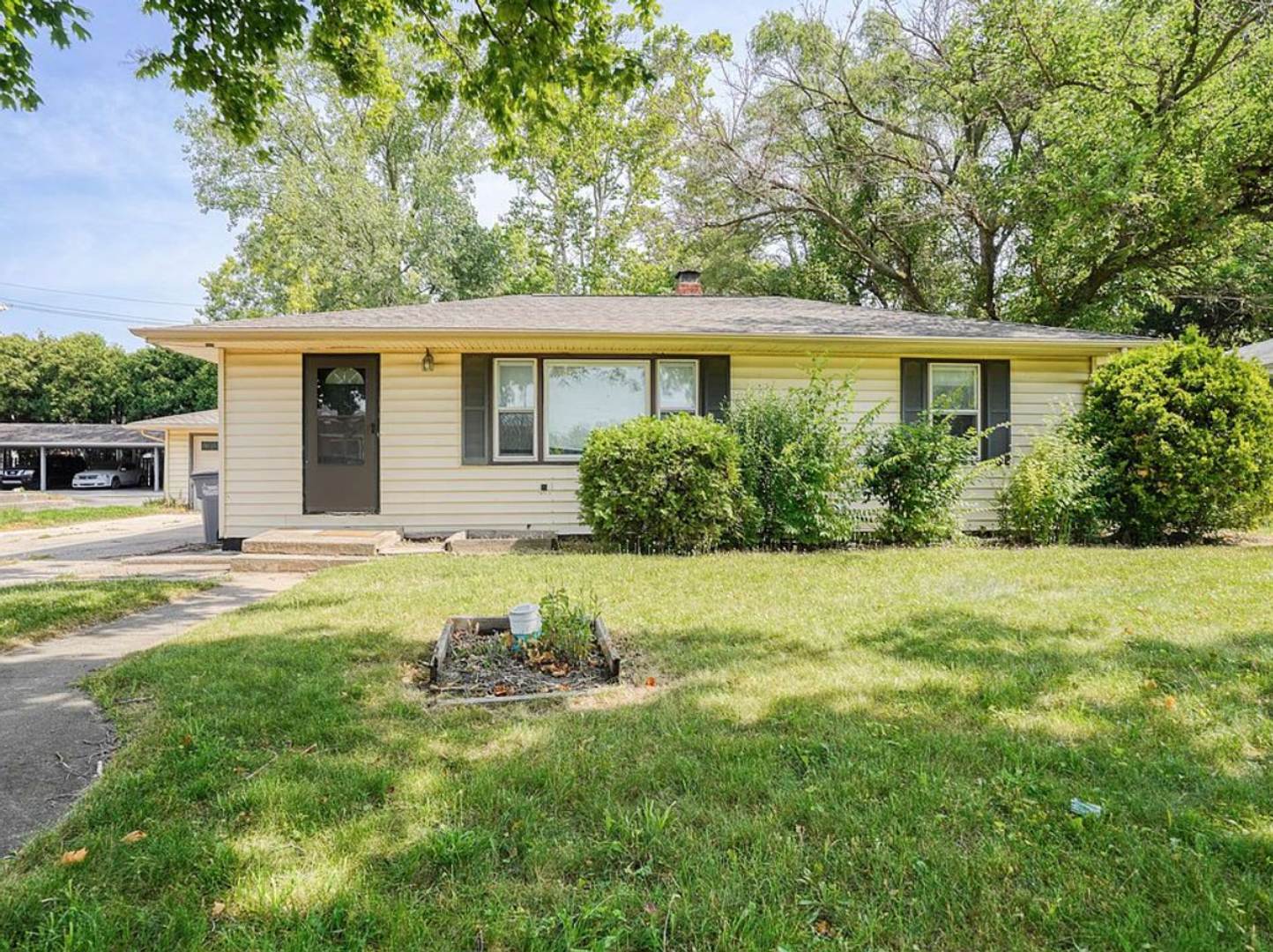 3 Bedroom Home With Washer Dryer Attached Garage Minutes From Campus – photo 1 of 192