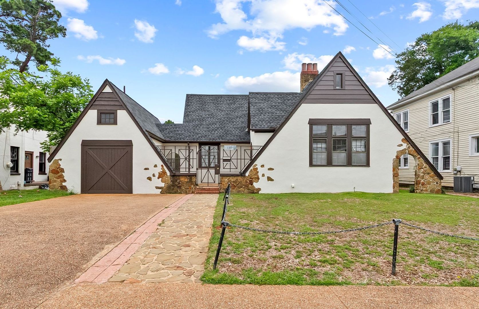 1304 Riverside Dr – photo 1
