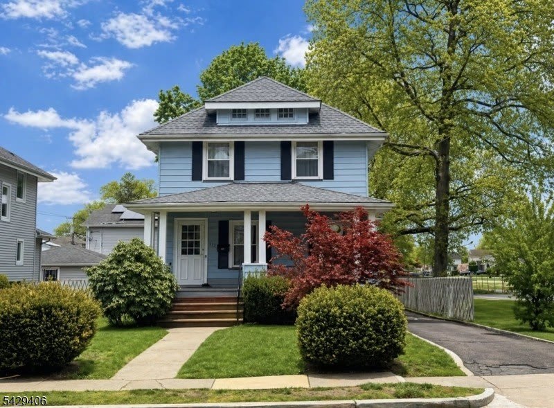 312 Rochelle Ave – photo 1 of 18