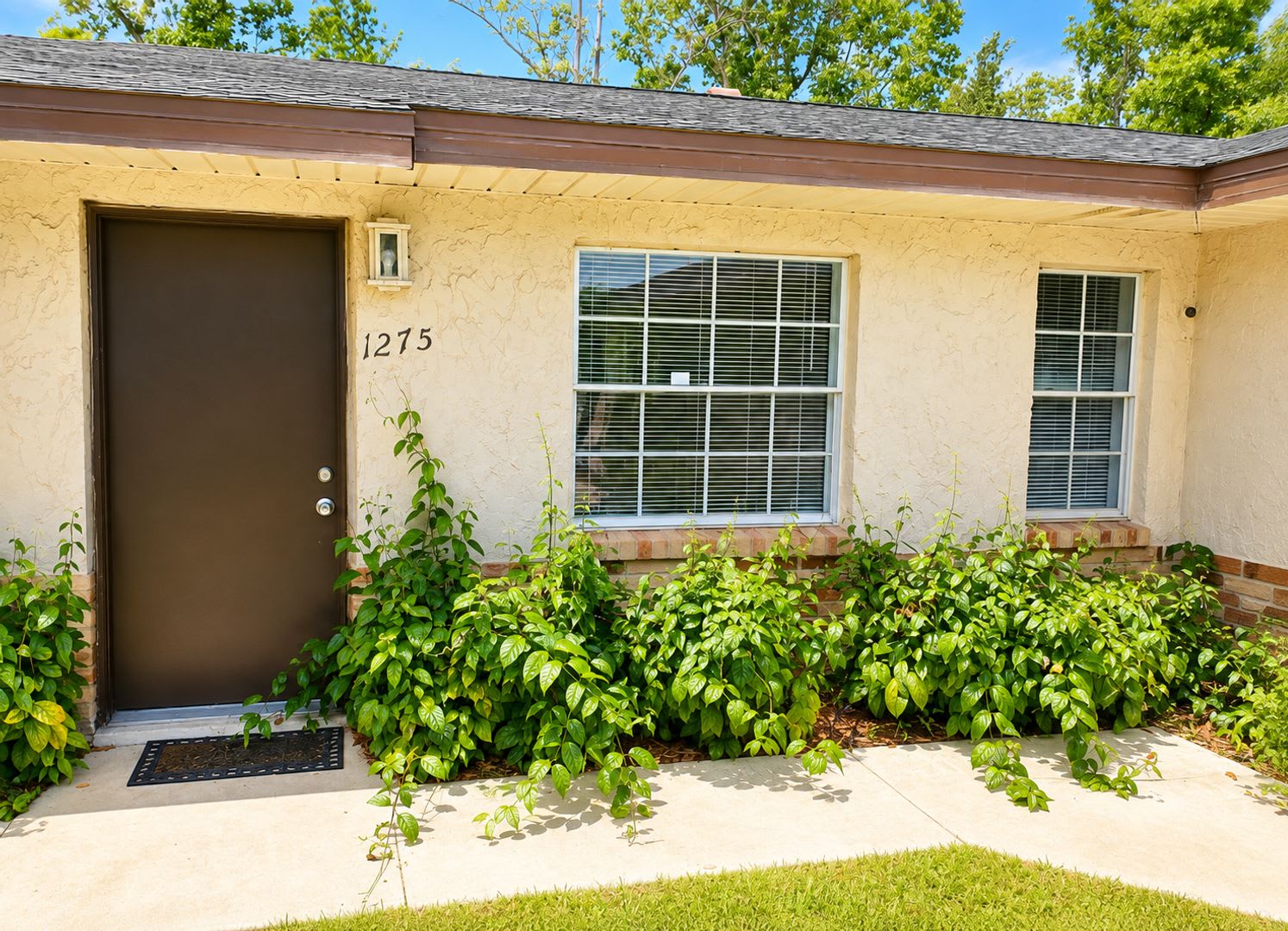 Spacious 3 Bedroom / 2 Bathroom Apartment with Private Garage – photo 1