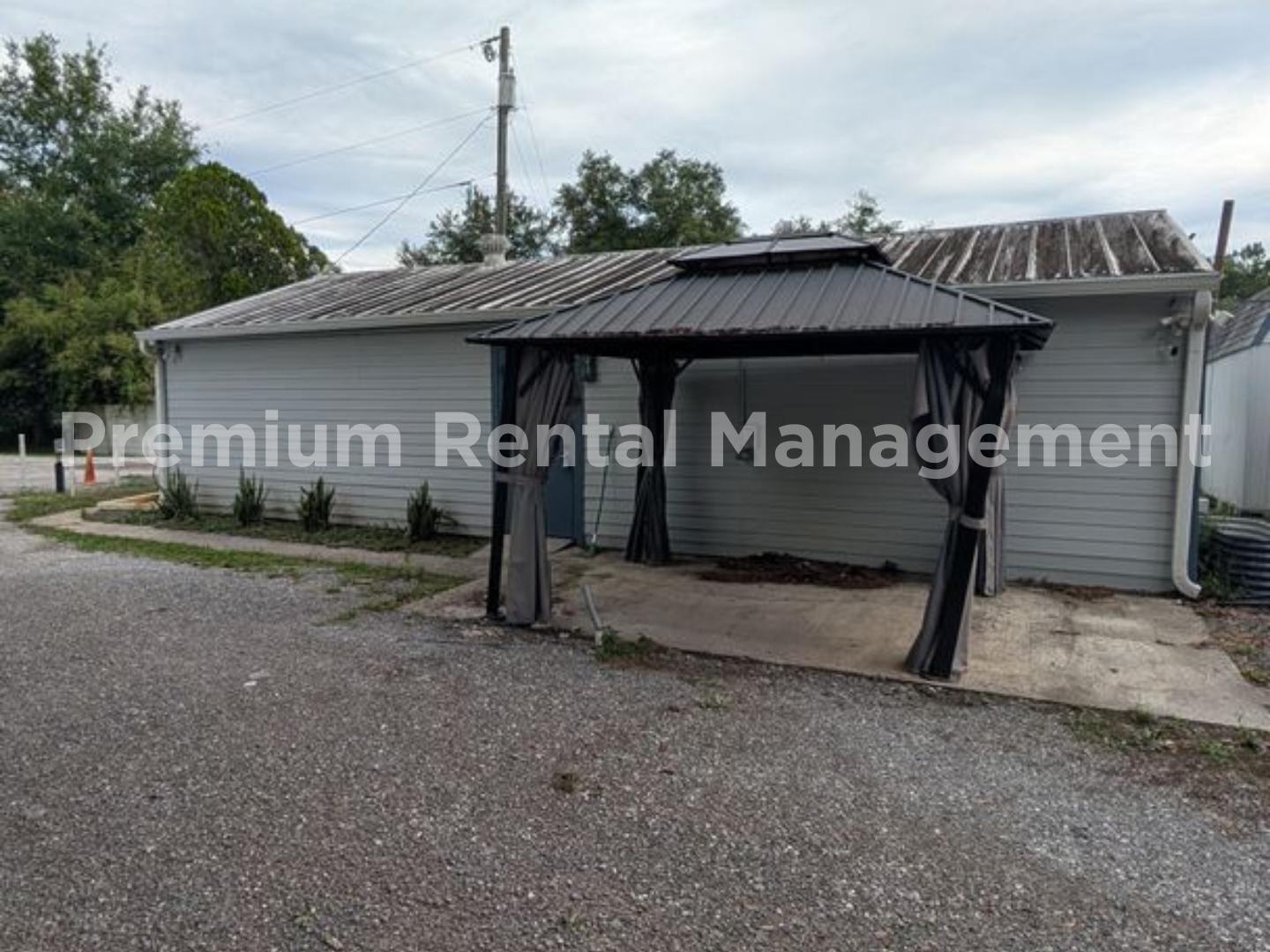 Manufactured home. Updated with a modern touch – photo 1 of 11