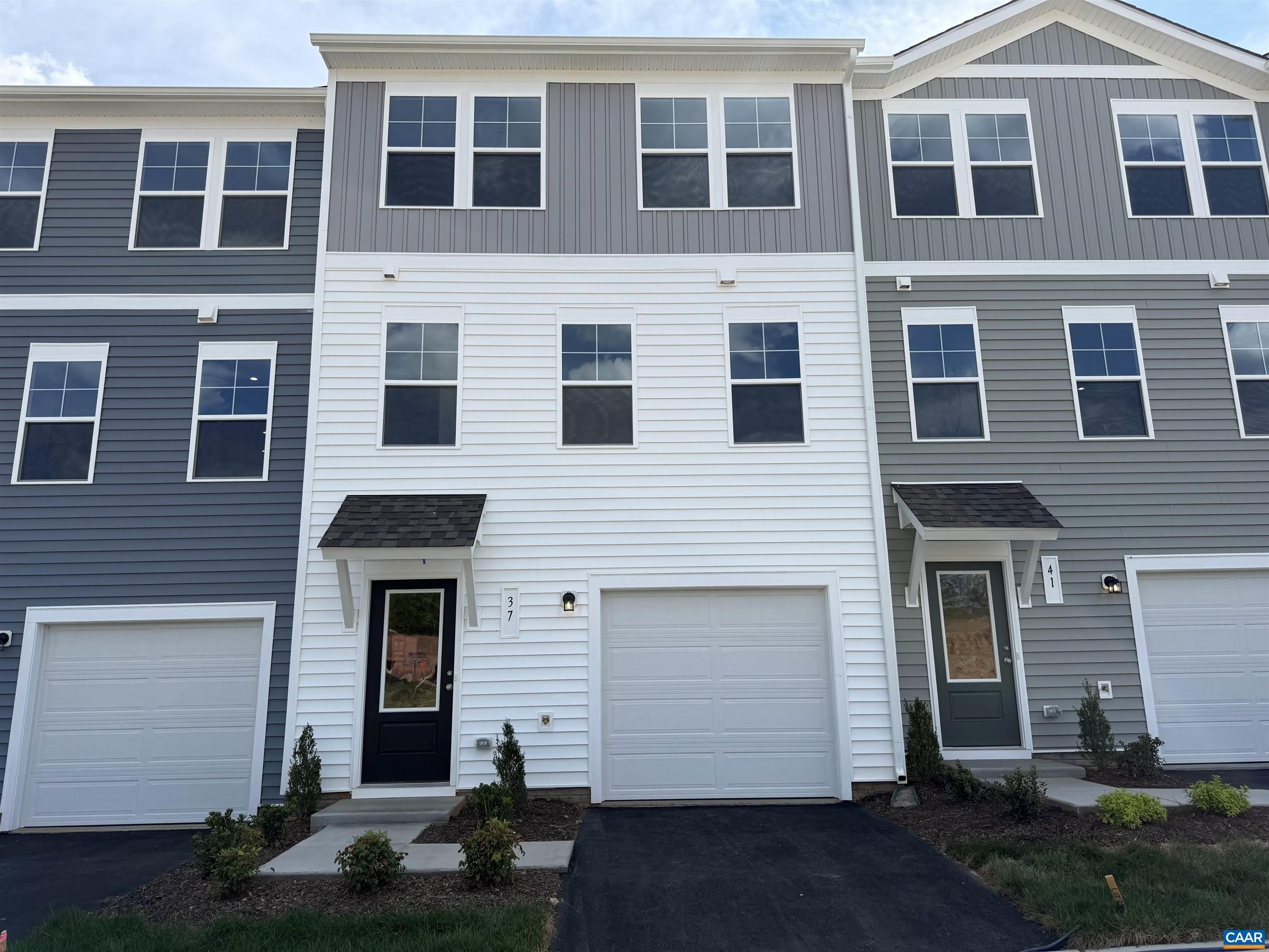 37 LAURIN ST – photo 1 of 27