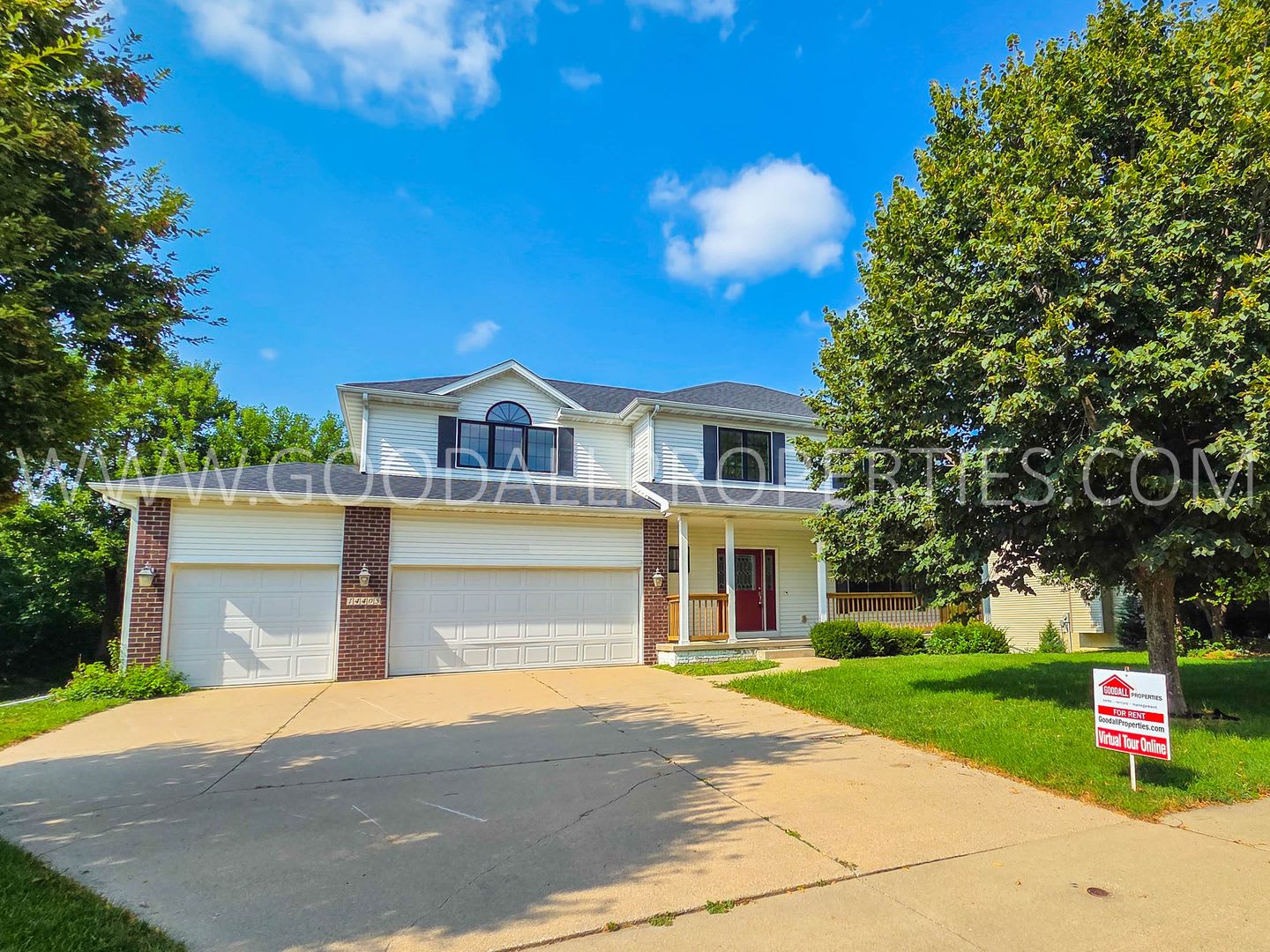 Price drop!! Spacious 4-Bedroom Urbandale Home in Waukee Schools with 3-Car Garage – photo 1