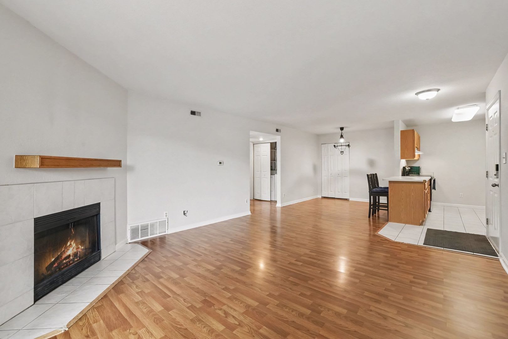Spacious 2BR/2BA Condo with In-Unit Laundry & Central A/C – photo 1