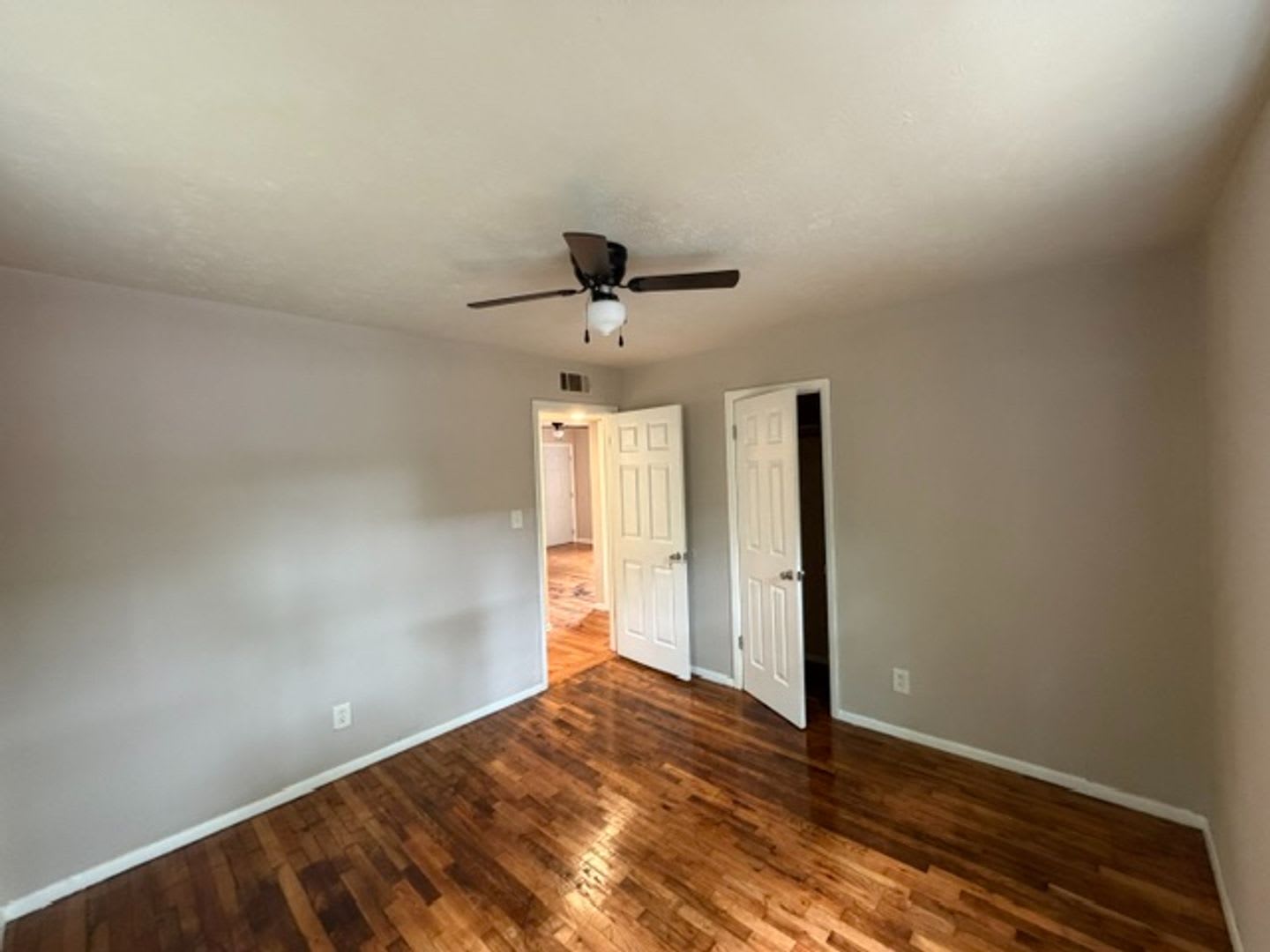 Room in 2 Bedroom Home in West End – photo 1