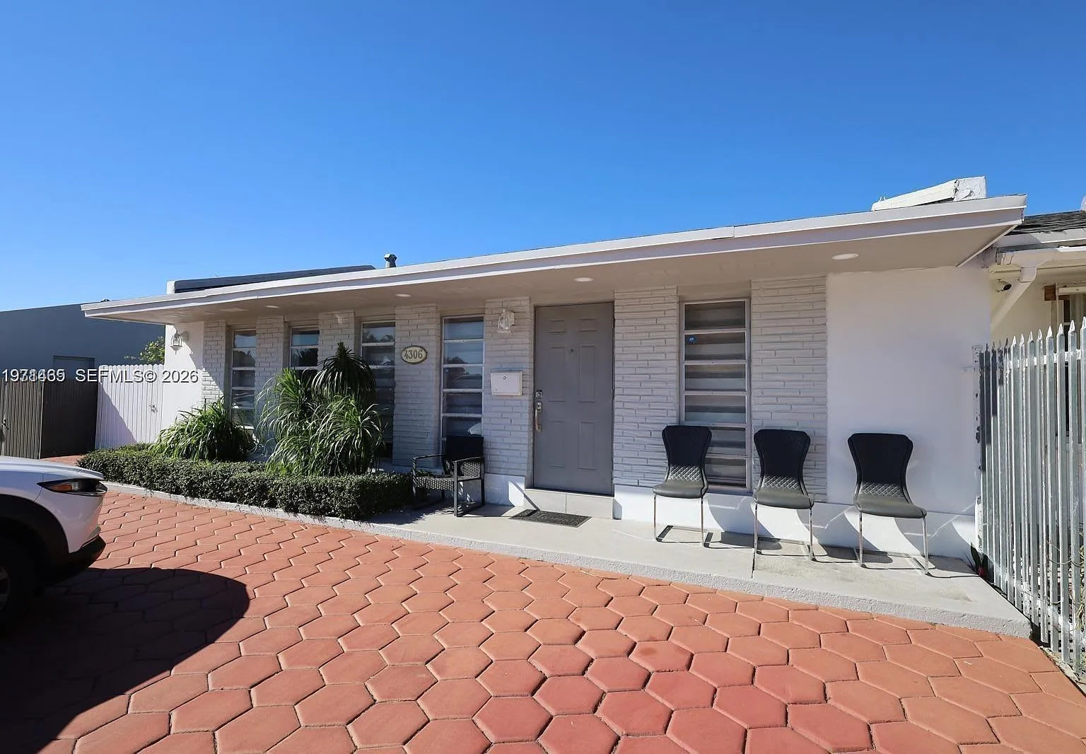 4306 Southwest 131st Avenue – photo 1
