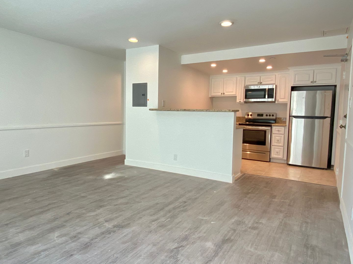 130 South Flores Street – photo 1