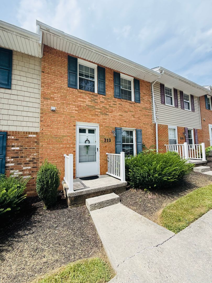 2 Bedroom, 1.5 Bath Townhouse – photo 1