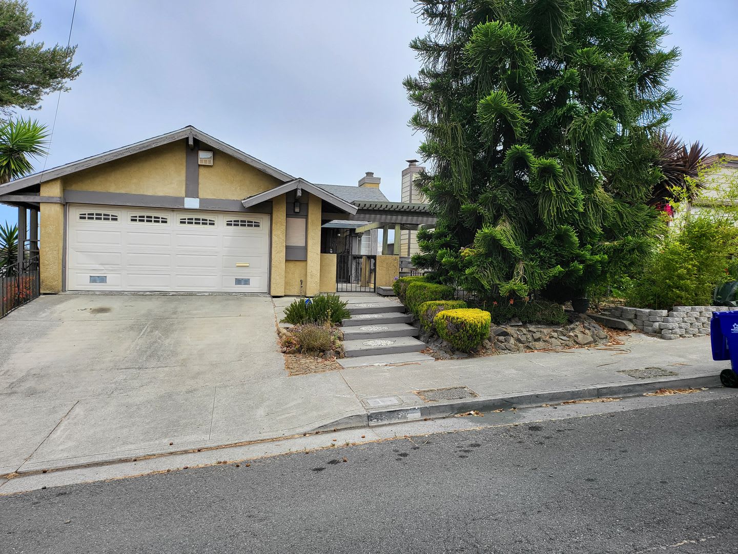 Beautiful 3-Bedroom, 3-Bath Home with Bonus Room in Richmond’s Bayview District – photo 1