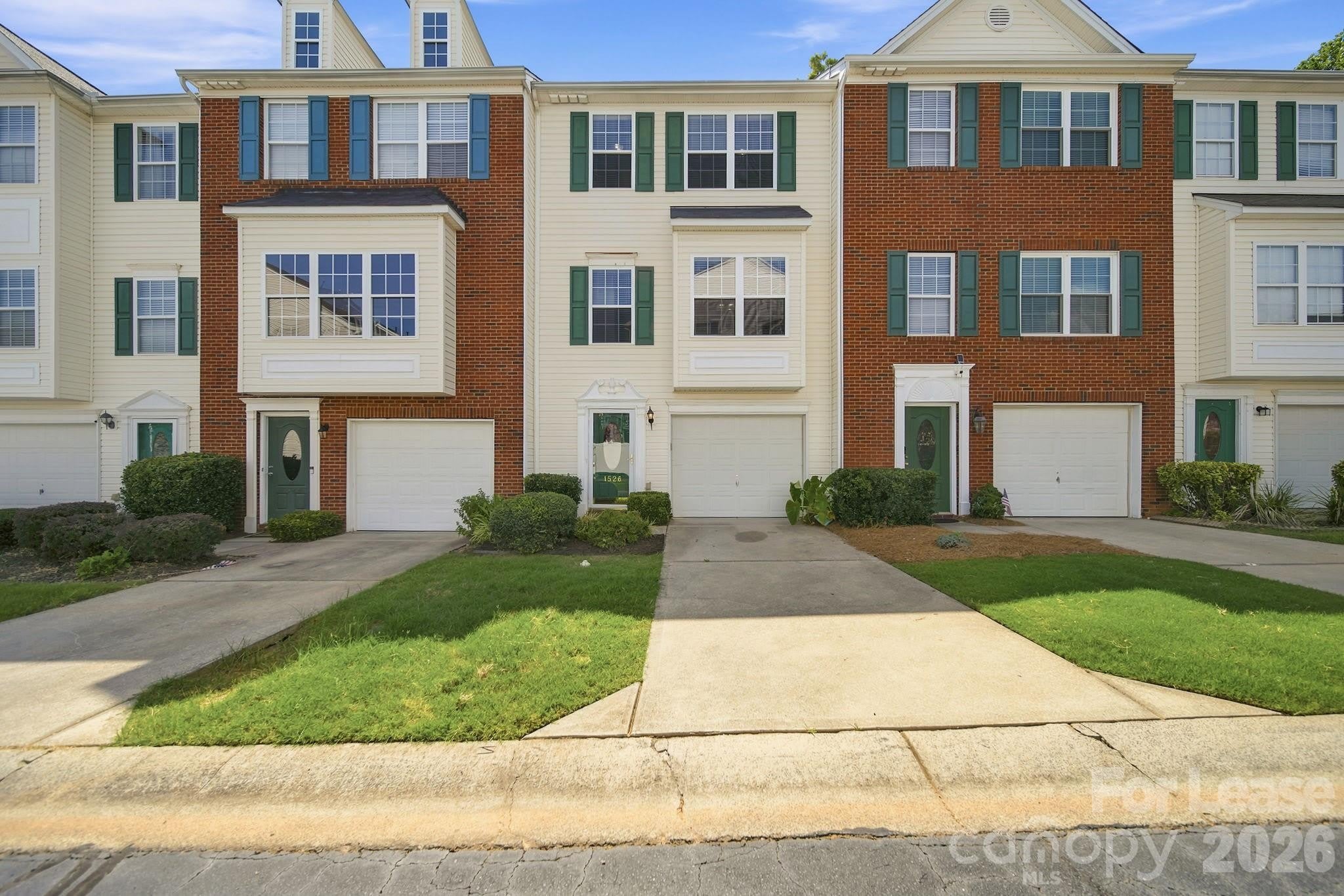 1526 Royal Auburn Avenue – photo 1 of 370