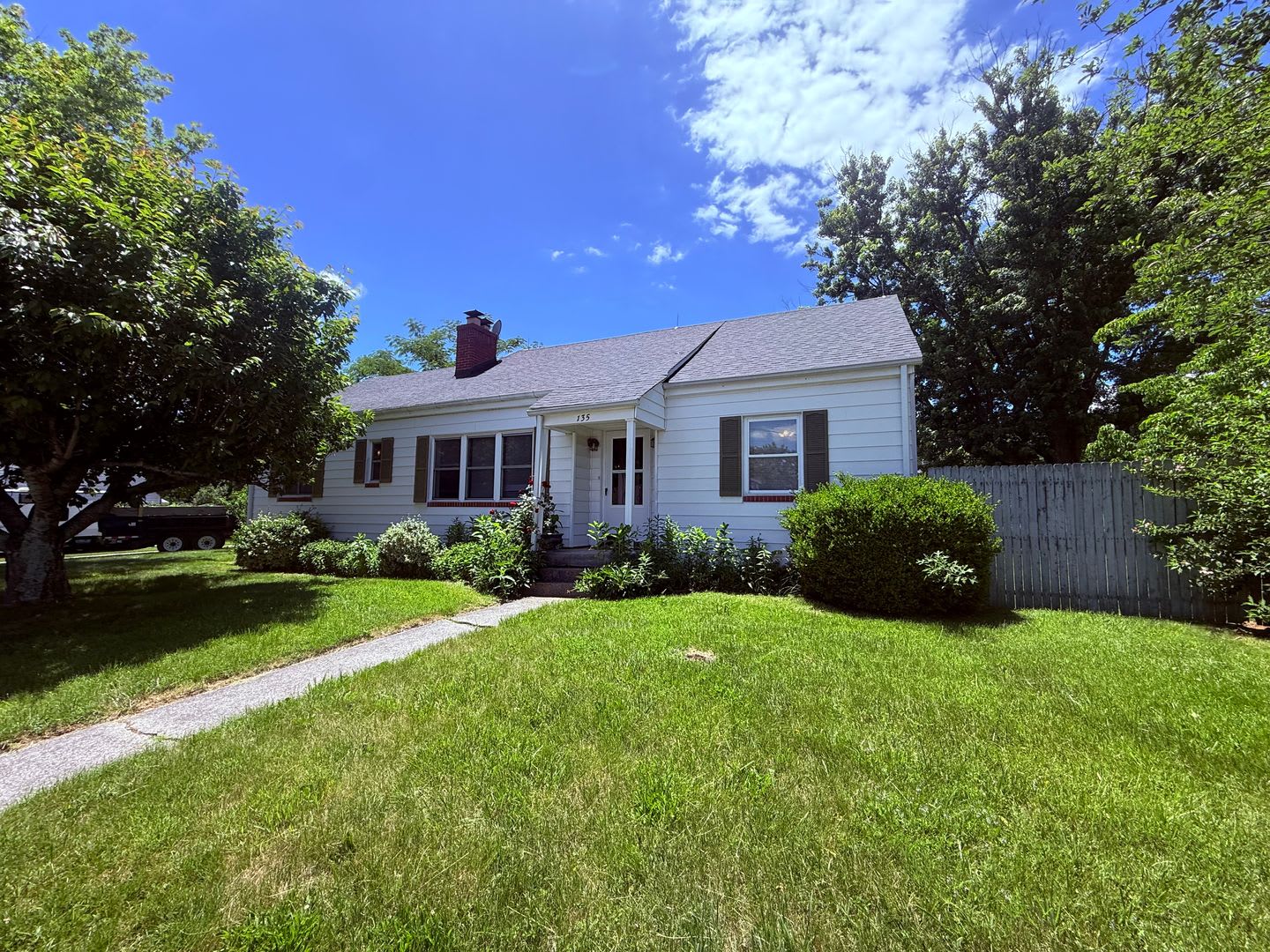 Pet Friendly 3 Bedroom 2 Bath Home With Hardwood Floors – photo 1