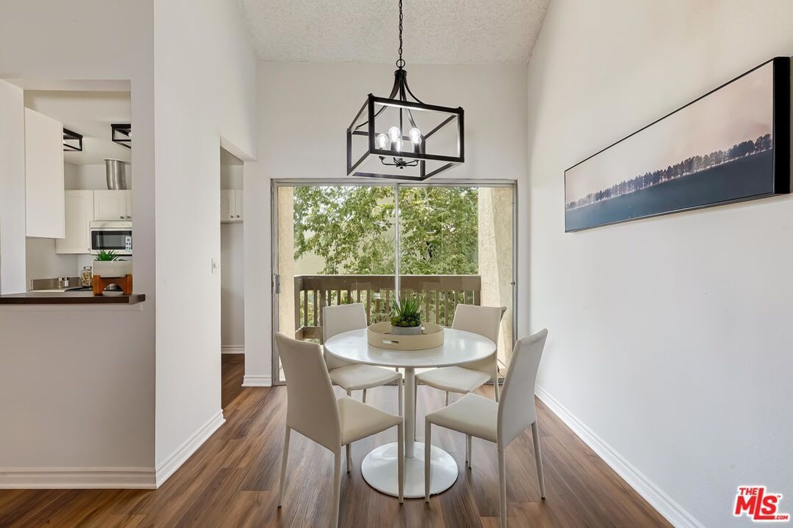 Beautiful 1 bed 3rd floor (top) condo in lakeside community in Culver City – photo 1