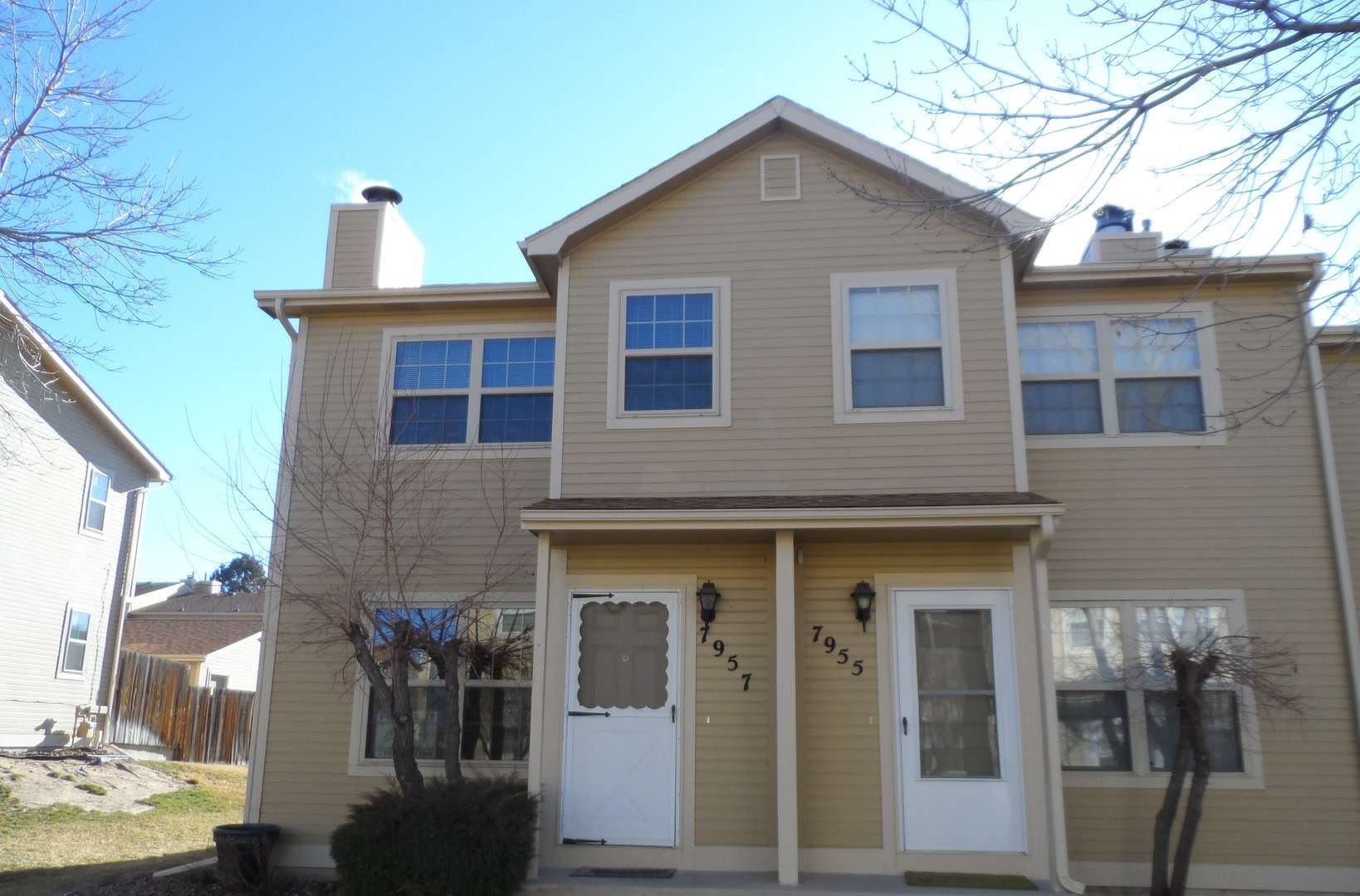 Stylish End Unit with Central Air & Wood Floors in District 20!! – photo 1