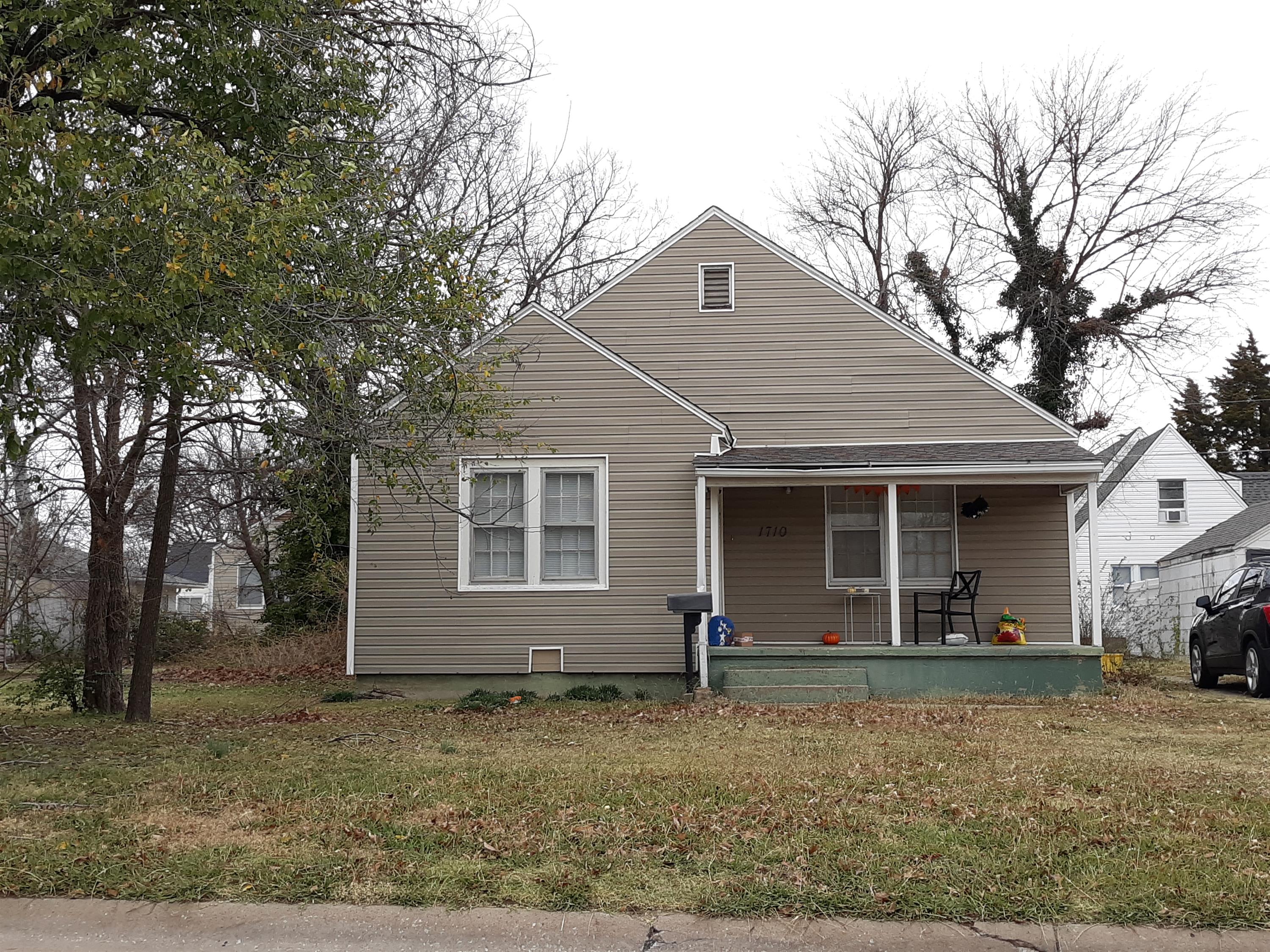 1710 West Arrowhead Place – photo 1 of 9