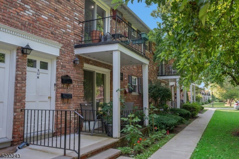 320 South – photo 1 of 21