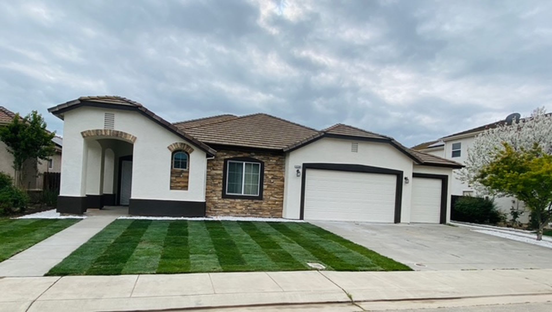 Manteca Home with 4 Bed/3 Baths – photo 1