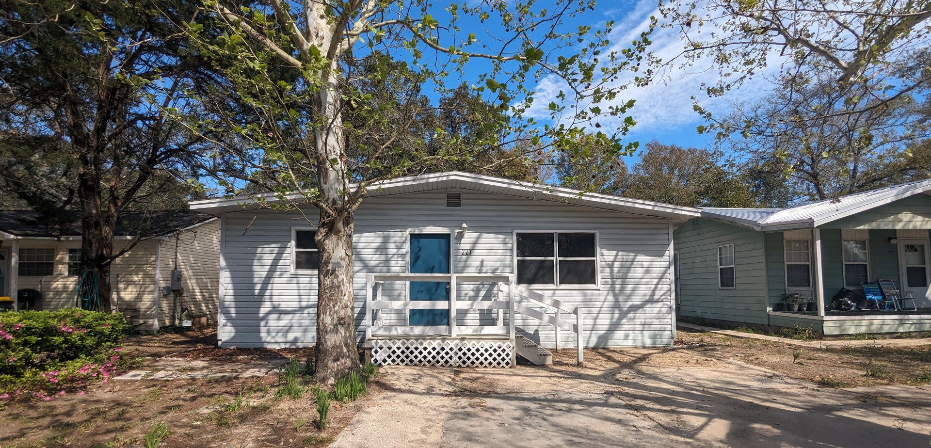 227 Bay Street NW, Fort Walton Beach. MOVE IN SPECIAL: HALF OFF first full month of rent!!! – photo 1