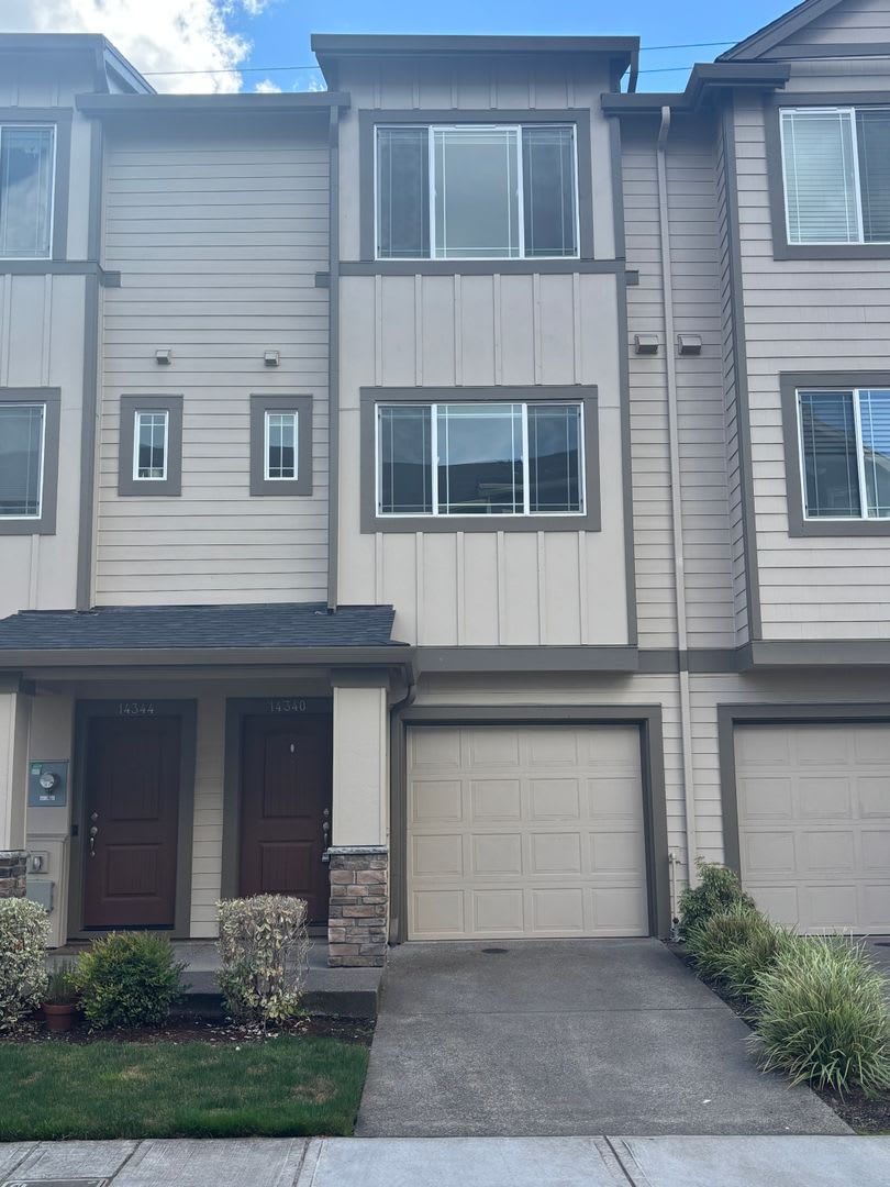 Now offering $400.00 off first month's rent move in special! – photo 1